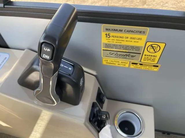 Slide: The Image of Bentley Pontoons Legacy 223 QSB Dual Captain Full Tube 2025 - 21