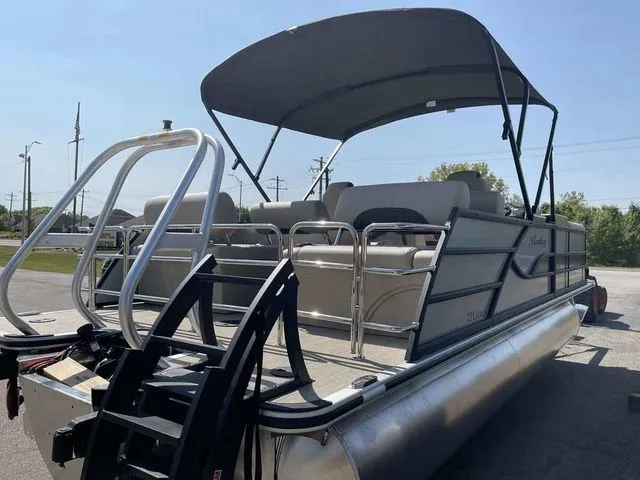 Slide: The Image of Bentley Pontoons Legacy 223 QSB Dual Captain Full Tube 2025 - 7