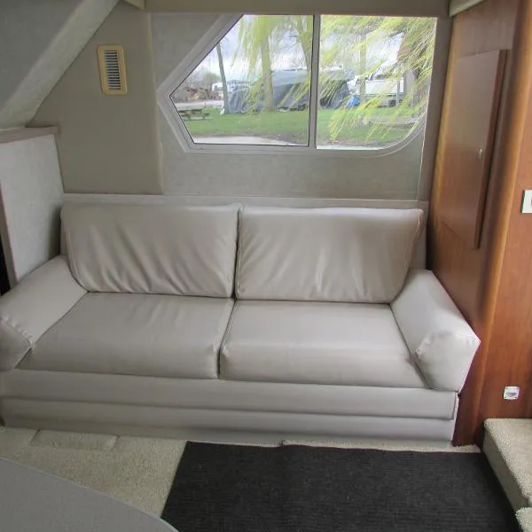 Slide: The Image of Silverton 351 Sedan Cruiser 1997 - 11