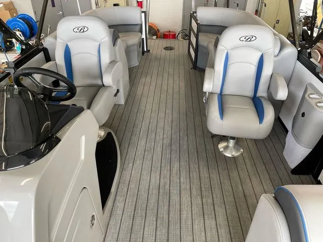 Slide: The Image of Bentley Pontoons Legacy 243 Navigator Dual Captain Extended Deck Fu 2025 - 15