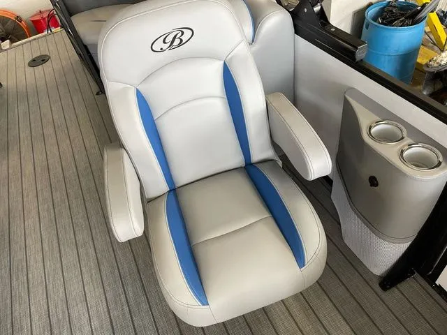 Slide: The Image of Bentley Pontoons Legacy 243 Navigator Dual Captain Extended Deck Fu 2025 - 16