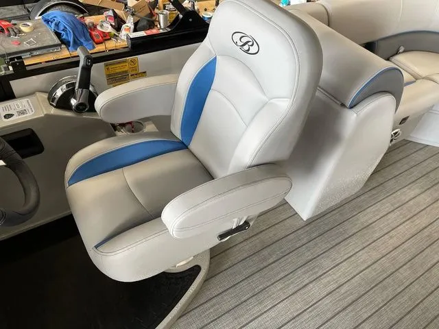 Slide: The Image of Bentley Pontoons Legacy 243 Navigator Dual Captain Extended Deck Fu 2025 - 17