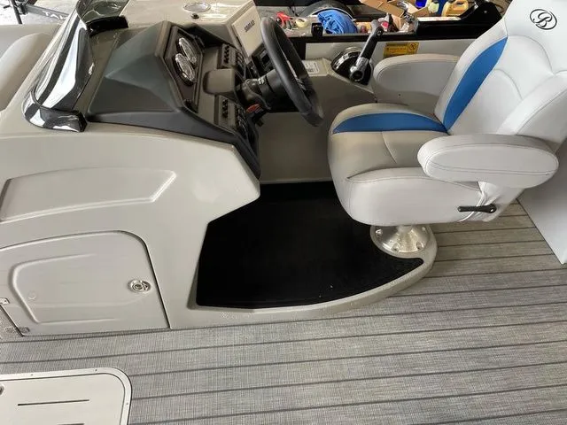 Slide: The Image of Bentley Pontoons Legacy 243 Navigator Dual Captain Extended Deck Fu 2025 - 18