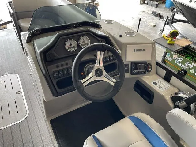 Slide: The Image of Bentley Pontoons Legacy 243 Navigator Dual Captain Extended Deck Fu 2025 - 19