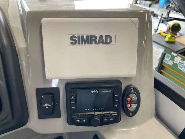 Slide: The Image of Bentley Pontoons Legacy 243 Navigator Dual Captain Extended Deck Fu 2025 - 25