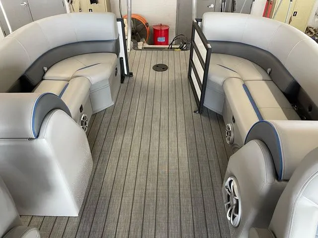 Slide: The Image of Bentley Pontoons Legacy 243 Navigator Dual Captain Extended Deck Fu 2025 - 29