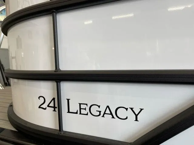 Slide: The Image of Bentley Pontoons Legacy 243 Navigator Dual Captain Extended Deck Fu 2025 - 4