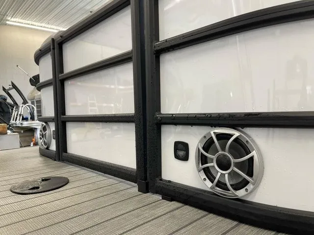 Slide: The Image of Bentley Pontoons Legacy 243 Navigator Dual Captain Extended Deck Fu 2025 - 6