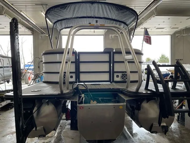 Slide: The Image of Bentley Pontoons Legacy 243 Navigator Dual Captain Extended Deck Fu 2025 - 8
