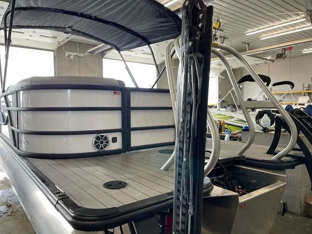 Slide: The Image of Bentley Pontoons Legacy 243 Navigator Dual Captain Extended Deck Fu 2025 - 9