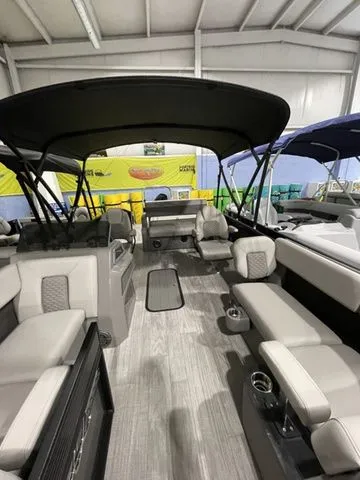 Slide: The Image of Apex Marine M 22 2023 - 8