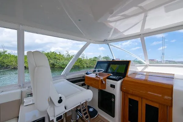 Slide: The Image of Donzi Express (Seakeeper 16 Gyro) 2005 - 10