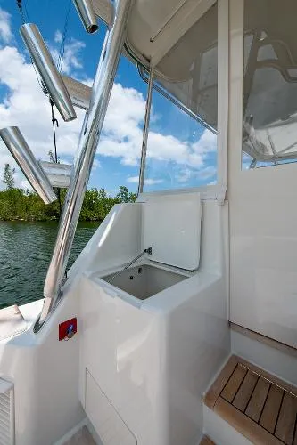 Slide: The Image of Donzi Express (Seakeeper 16 Gyro) 2005 - 6