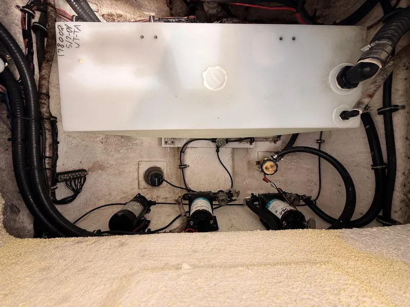 Slide: The Image of Interior view of Sea Hunt Ultra 265 SE 2020 boat engine. - 30