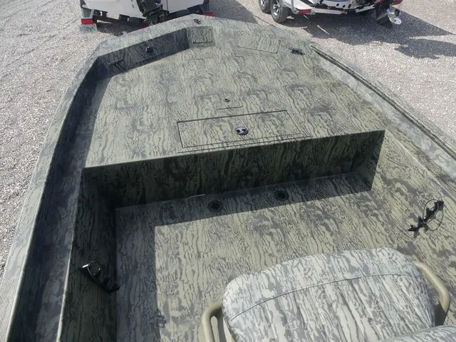 Slide: The Image of Tracker Grizzly 1860 CC 2026 - 11