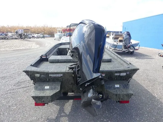 Slide: The Image of Tracker Grizzly 1860 CC 2026 - 5