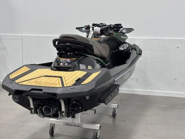 Slide: The Image of Kawasaki Ultra® 160LX 2025 - 11