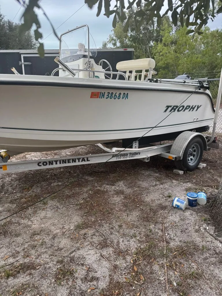 The Image of Trophy 1703 Center Console 2005 - 0