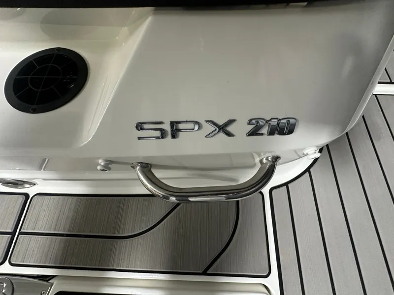 Slide: The Image of Sea Ray SPX 210 2026 - 15