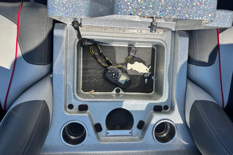 Slide: The Image of 2018 Ranger Z519 Comanche boat console with storage compartment and cup holders. - 10