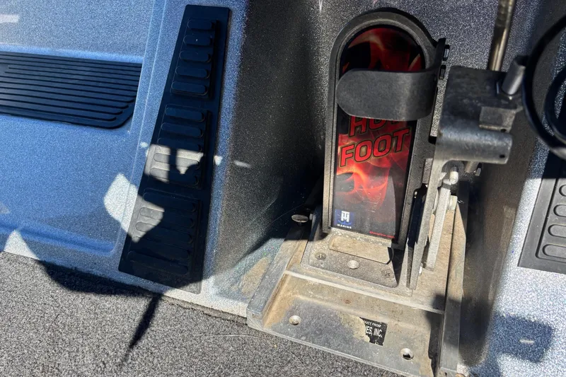 Slide: The Image of 2018 Ranger Z519 Comanche boat foot throttle with "Hot Foot" branding. - 9