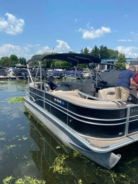 The Image of 2016 Sylvan Mirage 8520 LZ pontoon boat docked. - 0
