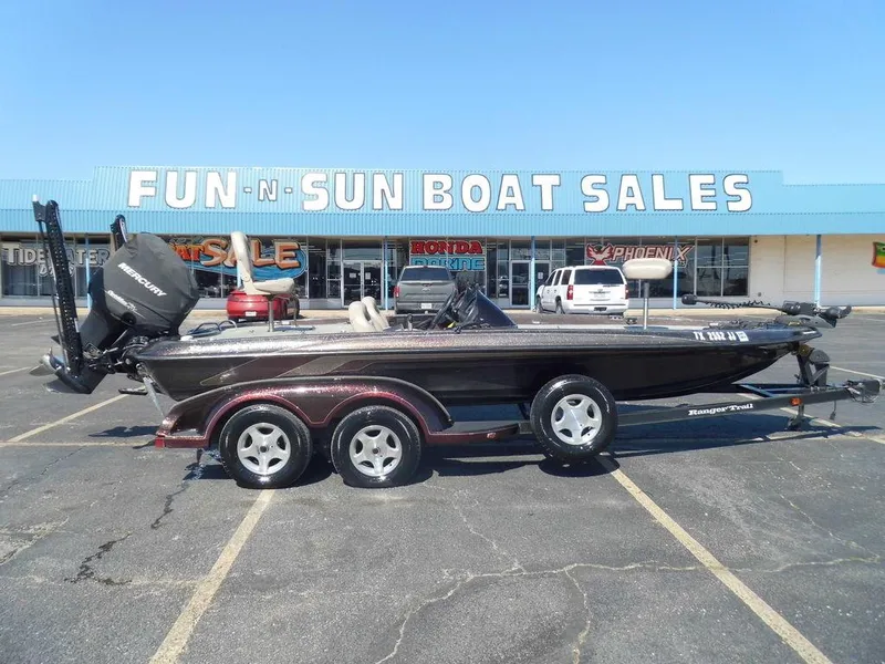 The Image of 2000 Ranger 520DVX Comanche boat at dealership. - 1