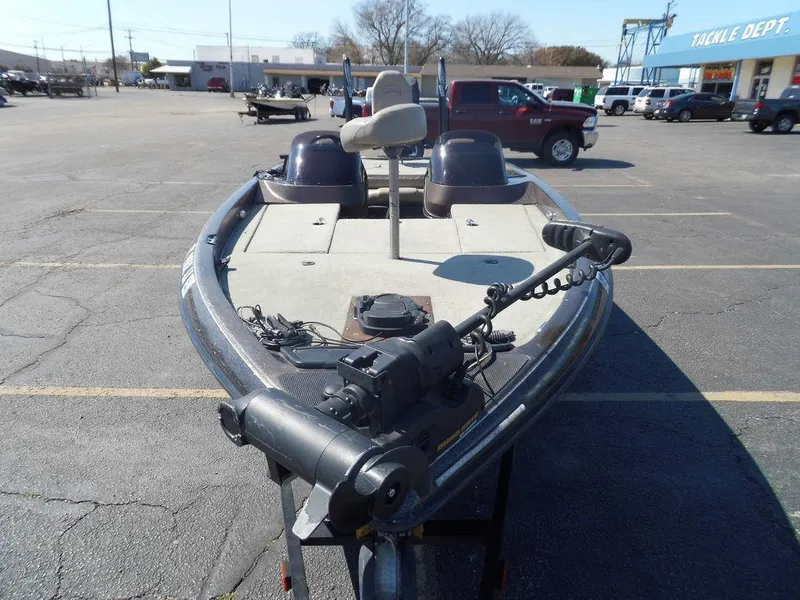 Slide: The Image of Ranger 520DVX Comanche 2000 boat in parking lot. - 5
