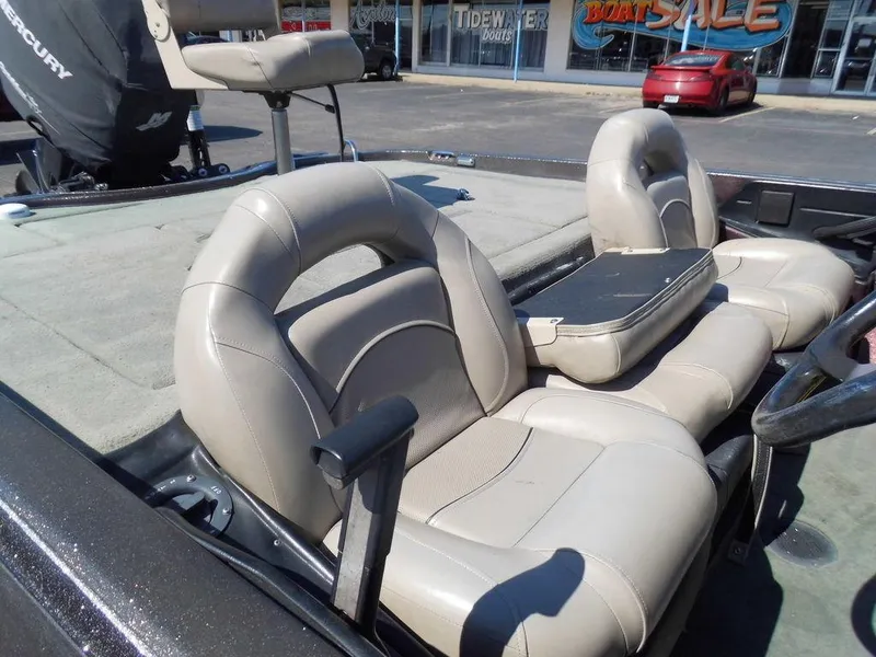 Slide: The Image of Interior of a 2000 Ranger 520DVX Comanche boat. - 9