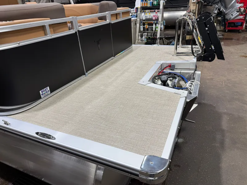 Slide: The Image of Tahoe LTZ 2385 Quad Lounge & Honda 4-Stroke EFI 2026 - 38