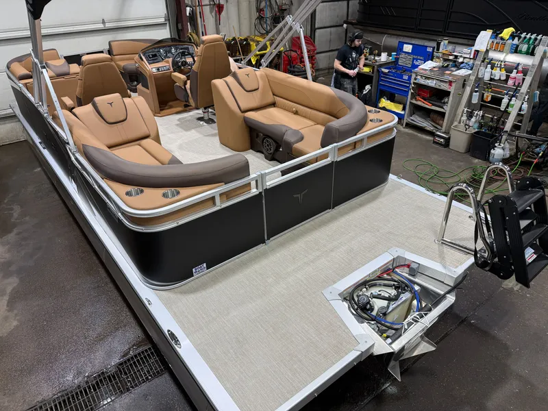 Slide: The Image of Tahoe LTZ 2385 Quad Lounge & Honda 4-Stroke EFI 2026 - 45
