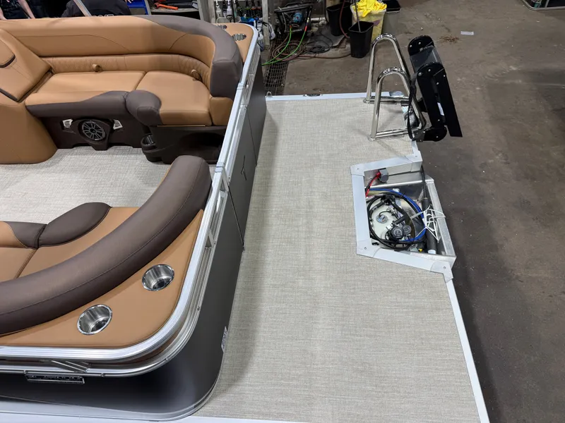 Slide: The Image of Tahoe LTZ 2385 Quad Lounge & Honda 4-Stroke EFI 2026 - 5