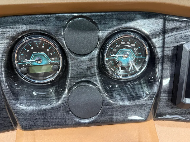 Slide: The Image of Tahoe LTZ 2385 Quad Lounge & Honda 4-Stroke EFI 2026 - 15