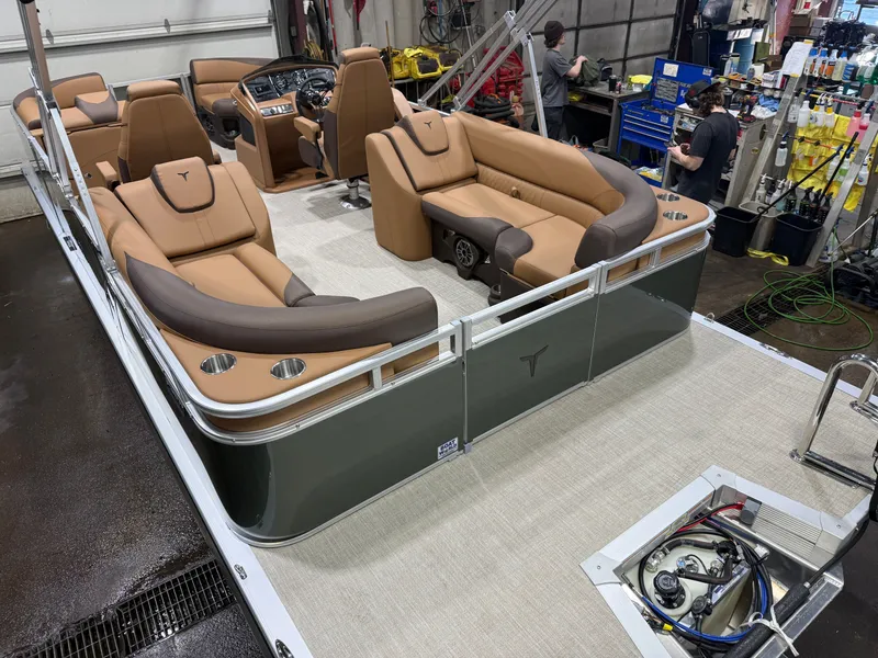 Slide: The Image of Tahoe LTZ 2385 Quad Lounge & Honda 4-Stroke EFI 2026 - 48