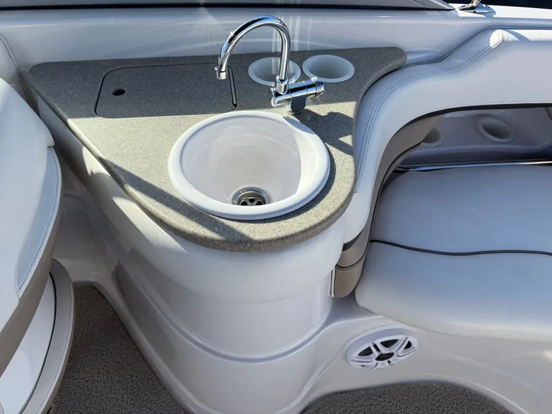 Slide: The Image of Four Winns 230 Horizon w/ Mercury 6.2L 2005 - 20