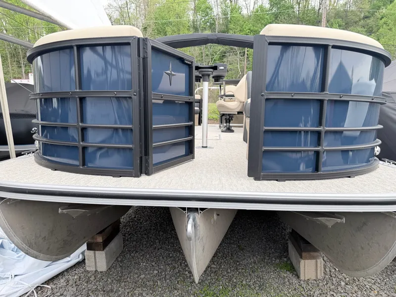 Slide: The Image of Berkshire 24E CTS 3.0 Tritoon 2026 - 16