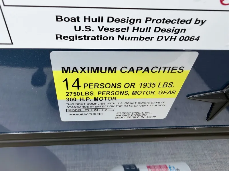 Slide: The Image of Berkshire 24E CTS 3.0 Tritoon 2026 - 19