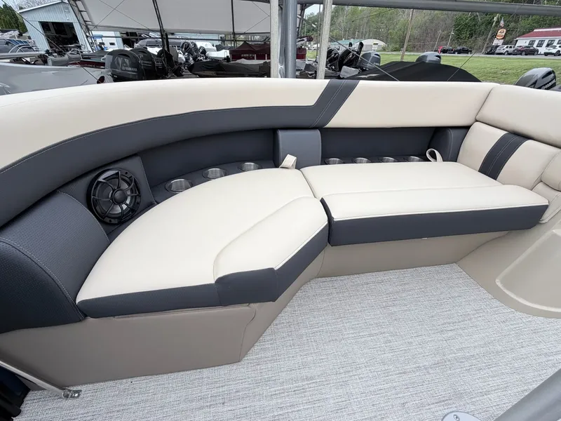 Slide: The Image of Berkshire 24E CTS 3.0 Tritoon 2026 - 23