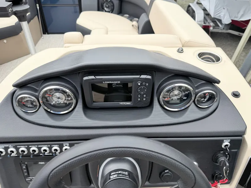 Slide: The Image of Berkshire 24E CTS 3.0 Tritoon 2026 - 24