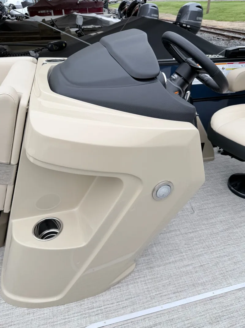 Slide: The Image of Berkshire 24E CTS 3.0 Tritoon 2026 - 29