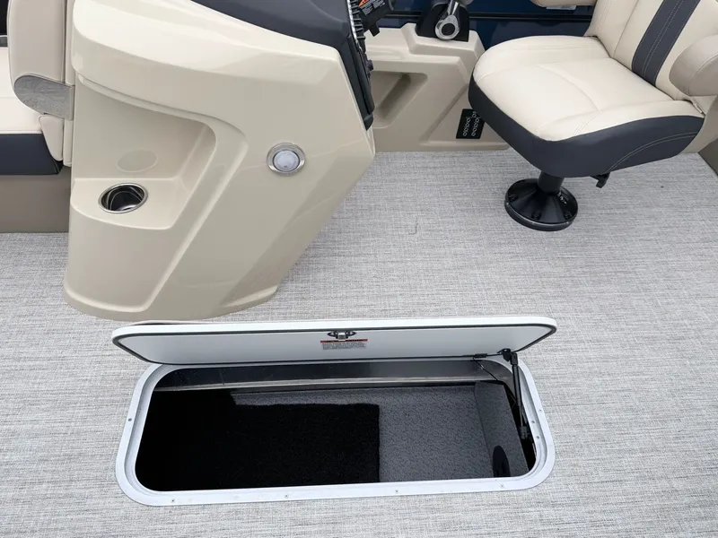 Slide: The Image of Berkshire 24E CTS 3.0 Tritoon 2026 - 3