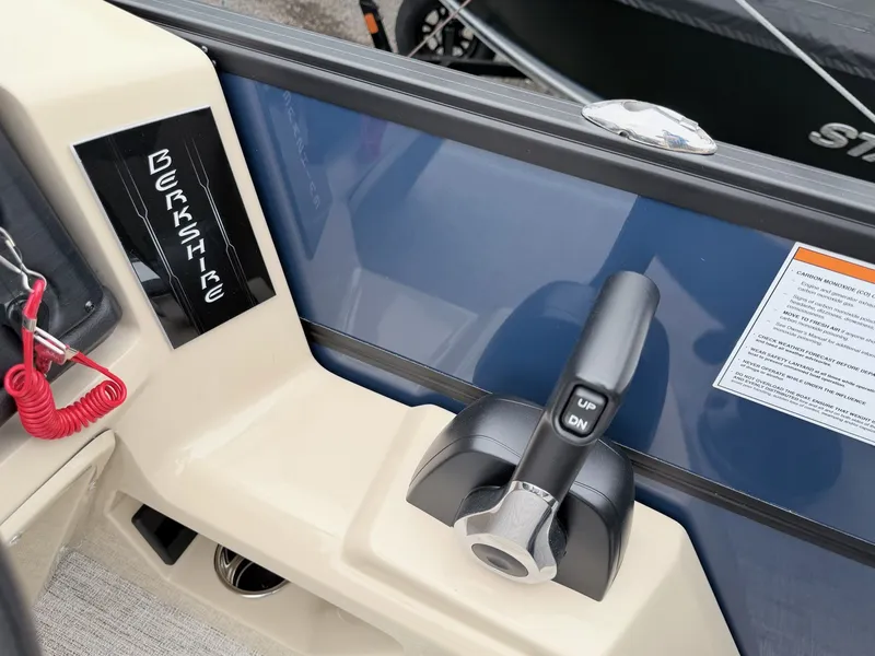 Slide: The Image of Berkshire 24E CTS 3.0 Tritoon 2026 - 6