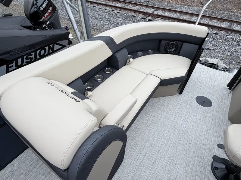 Slide: The Image of Berkshire 24E CTS 3.0 Tritoon 2026 - 8