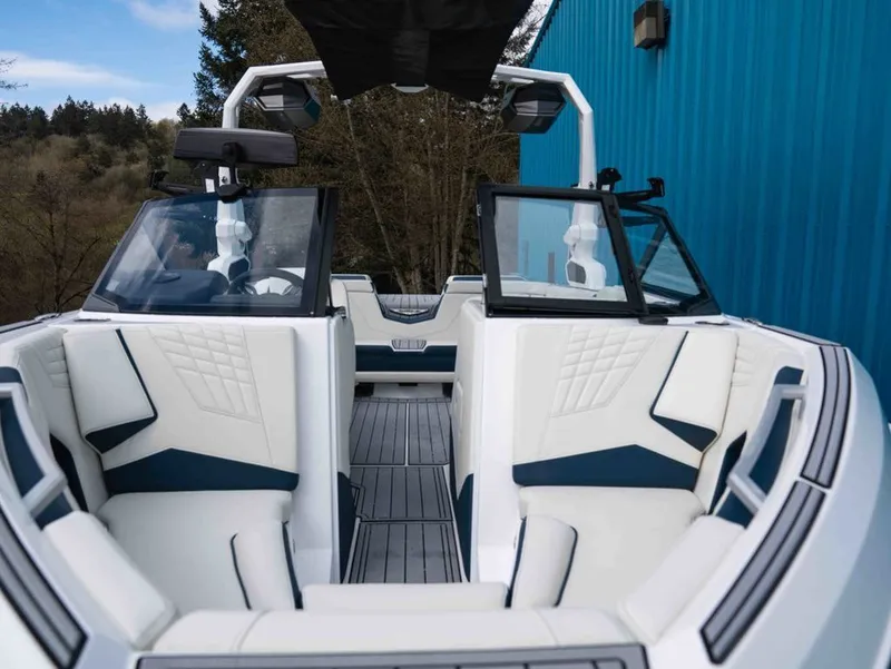 Slide: The Image of Nautique Super Air Nautique S21 2026 - 16