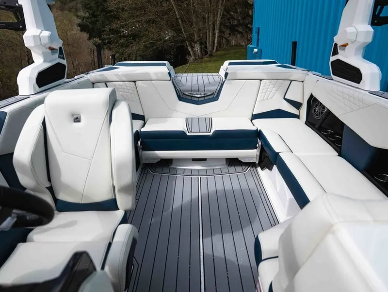 Slide: The Image of Nautique Super Air Nautique S21 2026 - 19