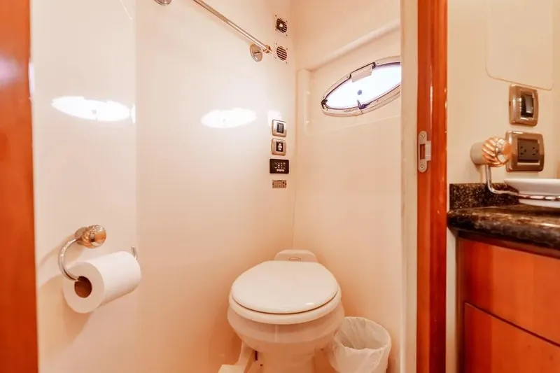 Slide: The Image of Carver 560 Voyager 2006 - 24