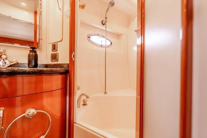 Slide: The Image of Carver 560 Voyager 2006 - 25