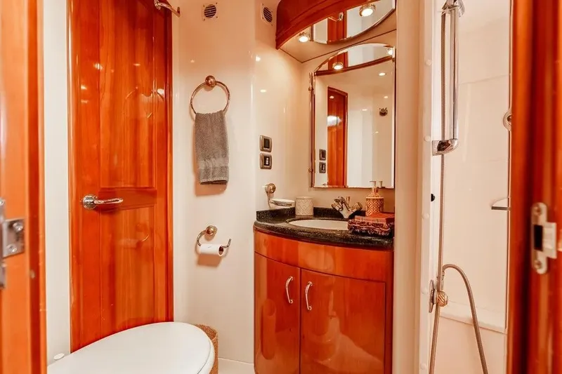 Slide: The Image of Carver 560 Voyager 2006 - 27