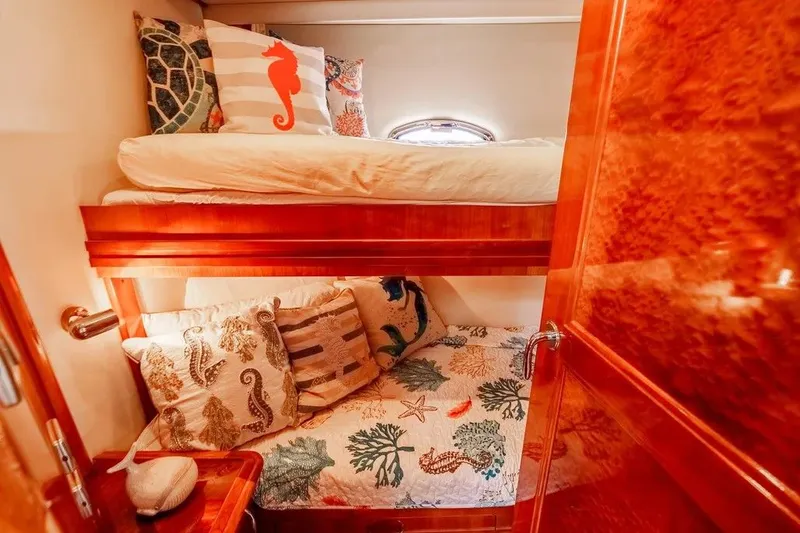 Slide: The Image of Carver 560 Voyager 2006 - 33