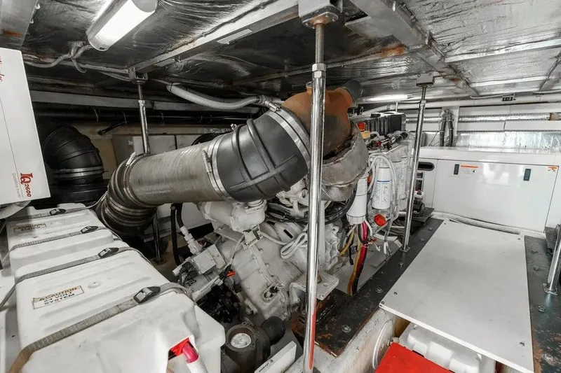 Slide: The Image of Carver 560 Voyager 2006 - 46